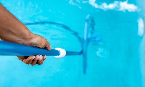 profesional haciendo el mantenimiento de piscinas